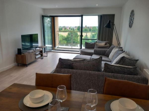 Luxury Riverside Apartment Stunning views Free Parking